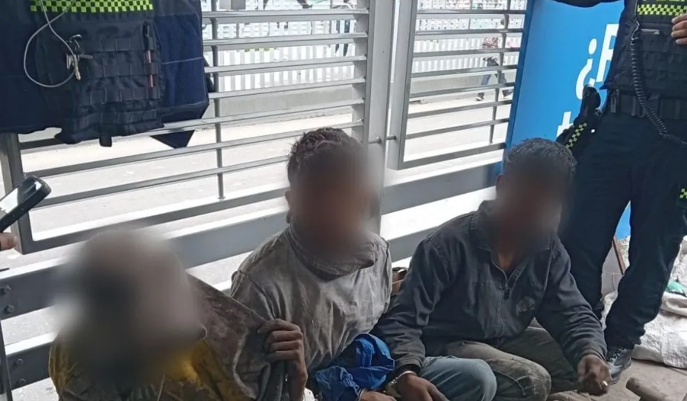 En Chapinero: tres capturados por robo de cableado en transmilenio de la calle 45 La Policía ledio uin golpe a la delincuencia que hace de las suyas en el sistema de transporte TransMilenio. En un operativo realizado en Chapinero fue atrapado un grupo conocido como 'Los Topos' que fueron vistos robando cableado.