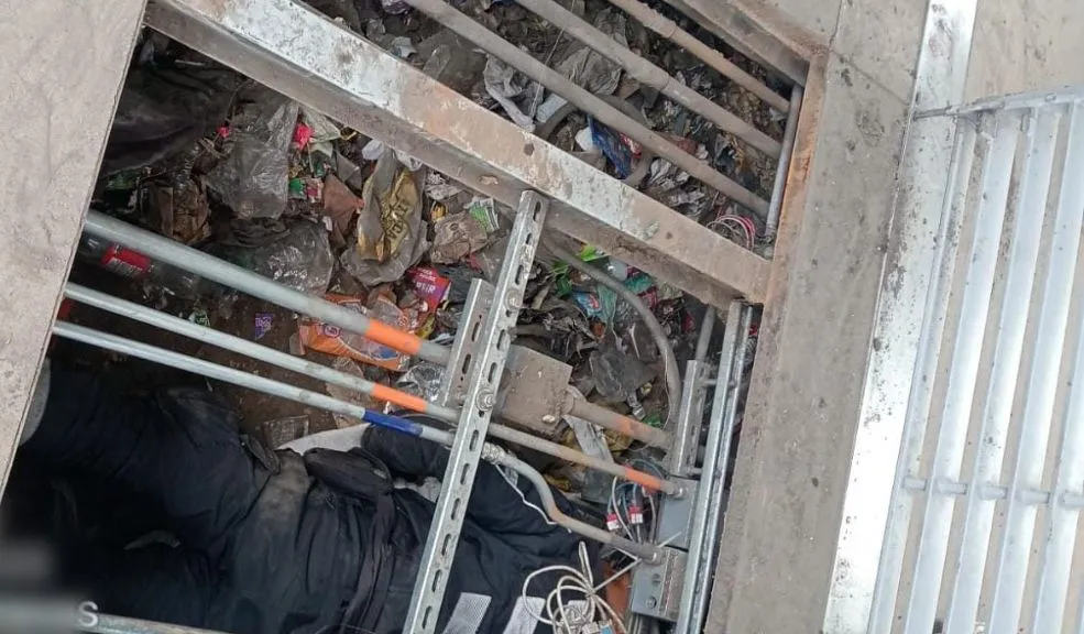 En Chapinero: tres capturados por robo de cableado en transmilenio de la calle 45 La Policía ledio uin golpe a la delincuencia que hace de las suyas en el sistema de transporte TransMilenio. En un operativo realizado en Chapinero fue atrapado un grupo conocido como 'Los Topos' que fueron vistos robando cableado.