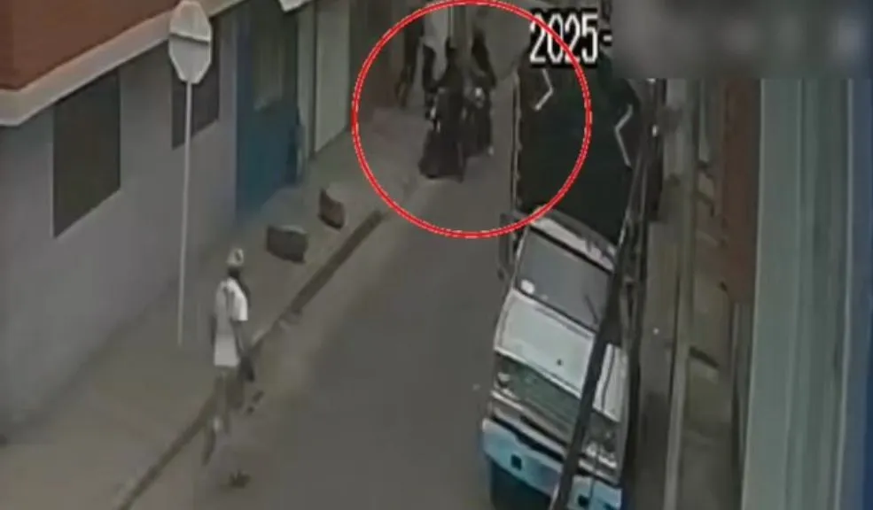 En el Lucero Bajo: capturados dos individuos que pretendían robar 20 millones Dos presuntos ladrones fueron capturados cuando intentaban robar 20 millones de pesos en Lucero Bajo. La Policía frustró el hurto e incautó un arma y una moto robada antes de que escaparan.