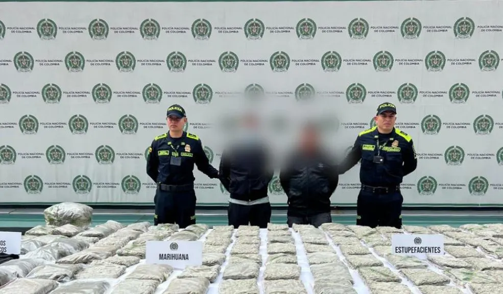 En el Restrepo cae caleta con 60 kilos de marihuana en una bodega de reciclaje 1 En el Restrepo cae caleta con 60 kilos de marihuana en una bodega de reciclaje En una bodega del Restrepo, la Policía descubrió 60 kilos de marihuana ocultos bajo tierra y capturó a dos hombres, entre ellos alias 'El Negro'.