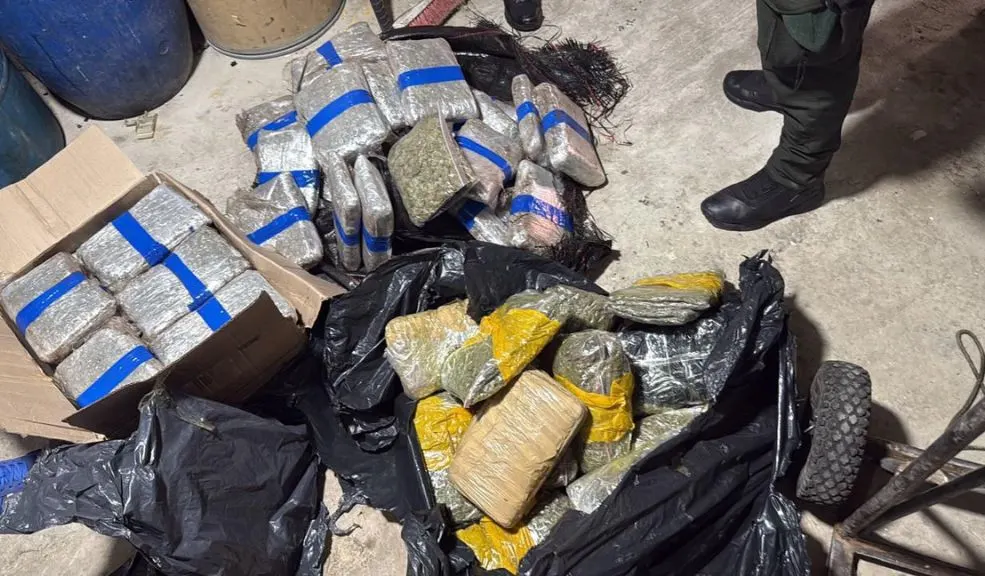 En el Restrepo cae caleta con 60 kilos de marihuana en una bodega de reciclaje 3 En el Restrepo cae caleta con 60 kilos de marihuana en una bodega de reciclaje En una bodega del Restrepo, la Policía descubrió 60 kilos de marihuana ocultos bajo tierra y capturó a dos hombres, entre ellos alias 'El Negro'.