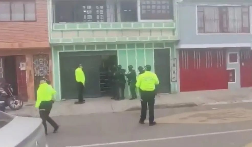 En el Restrepo cae caleta con 60 kilos de marihuana en una bodega de reciclaje 4 En el Restrepo cae caleta con 60 kilos de marihuana en una bodega de reciclaje En una bodega del Restrepo, la Policía descubrió 60 kilos de marihuana ocultos bajo tierra y capturó a dos hombres, entre ellos alias 'El Negro'.