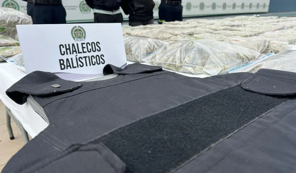 En el Restrepo cae caleta con 60 kilos de marihuana en una bodega de reciclaje 2 En el Restrepo cae caleta con 60 kilos de marihuana en una bodega de reciclaje En una bodega del Restrepo, la Policía descubrió 60 kilos de marihuana ocultos bajo tierra y capturó a dos hombres, entre ellos alias 'El Negro'.