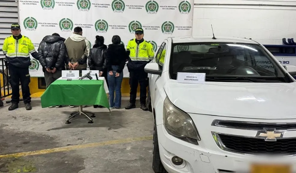 En Santa Fe: capturan a 4 personas por robo de carro con arma traumática La Policía de la localidad de Santa Fe capturó a cuatro implicados en el hurto de un vehículo. El plan candado permitió recuperar el automotor y asegurar un arma traumática usada en el atraco.