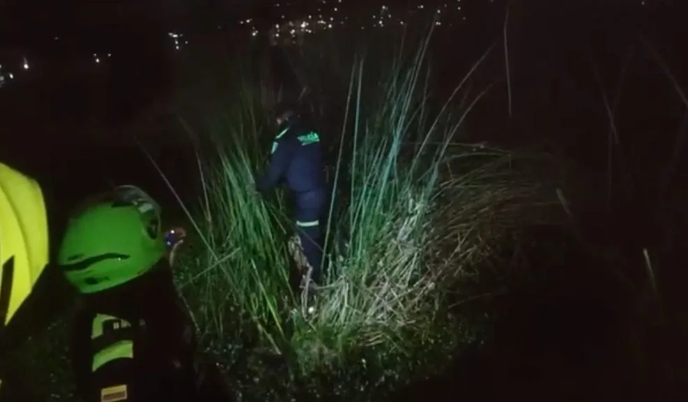 En Engativá: dos jóvenes capturados tras violento hurto con arma de fuego La Policía capturó a dos jóvenes armados en Engativá tras cometer un hurto. Los detenidos tenían antecedentes judiciales. Los detalles del operativo.
