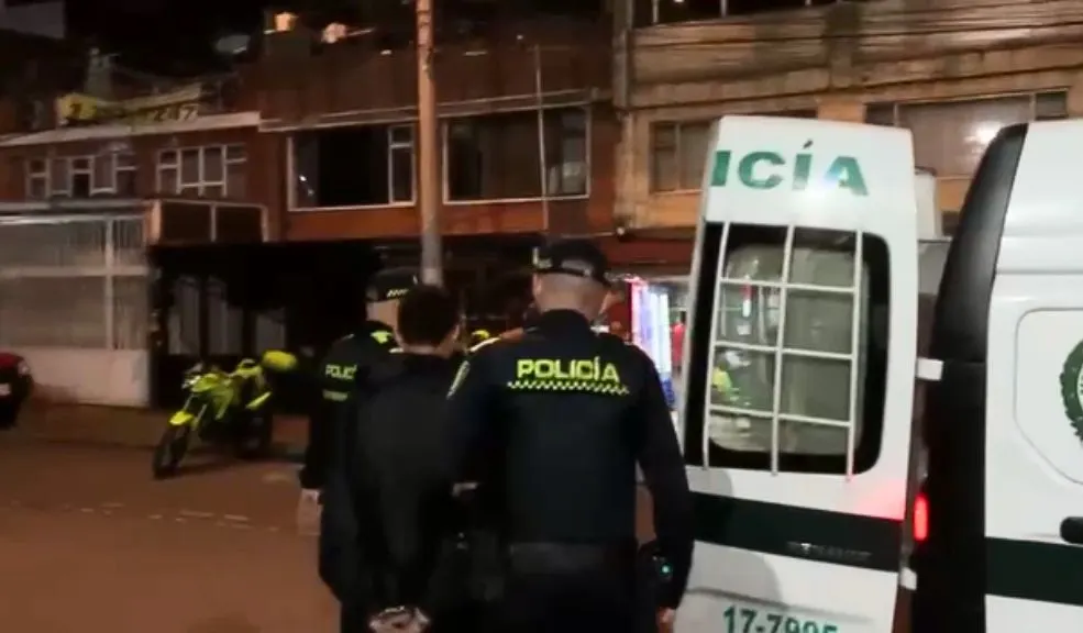 En Engativá: dos jóvenes capturados tras violento hurto con arma de fuego La Policía capturó a dos jóvenes armados en Engativá tras cometer un hurto. Los detenidos tenían antecedentes judiciales. Los detalles del operativo.