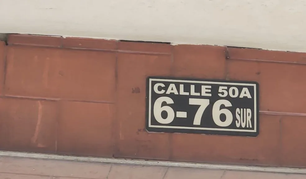 En una calle de Los Molinos (Rafael Uribe) acabaron con la vida de Yaciel Moreno Autoridades investigan el asesinato de Yaciel Josué Moreno. La víctima, de nacionalidad venezolana, fue atacada en una calle del barrio Los Molinos (Rafael Uribe), al parecer, durante una riña.