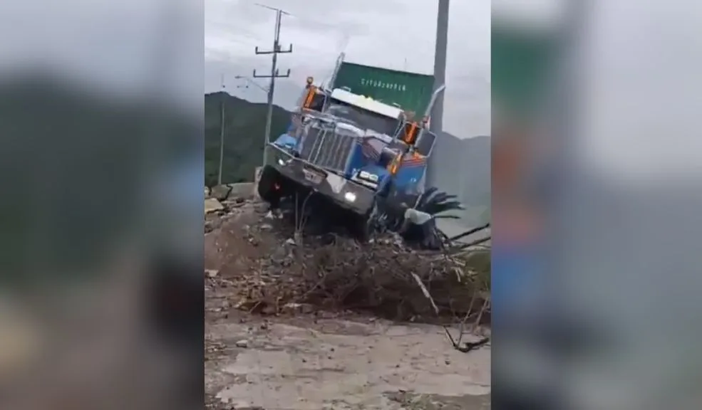 En video: Tractomula se queda sin frenos y desata minutos de terror Lo que parecía una tarde tranquila en la vía Buenaventura-Mediacanoa (Valle del Cauca) terminó convertido en una escena llena de angustia y terror. Una tractomula que se desplazaba por la vía se quedó sin frenos y avanzó a alta velocidad por varios metros hasta terminar estrellándose contra una glorieta que tenía una montaña de escombros.