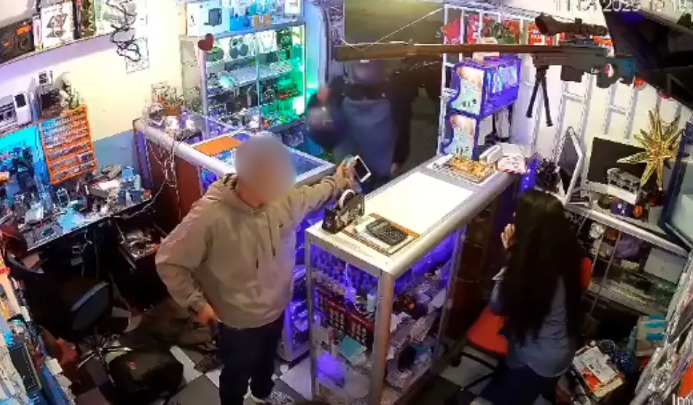 En video: atracaron a mano armada un local en el 20 de Julio Un nuevo caso de inseguridad quedó registrado en video, el cual capta el asalto a mano armada a un local comercial en el barrio 20 de Julio, San Cristóbal.