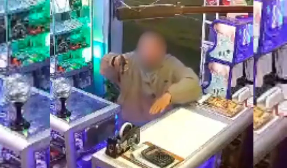 En video: atracaron a mano armada un local en el 20 de Julio Un nuevo caso de inseguridad quedó registrado en video, el cual capta el asalto a mano armada a un local comercial en el barrio 20 de Julio, San Cristóbal.