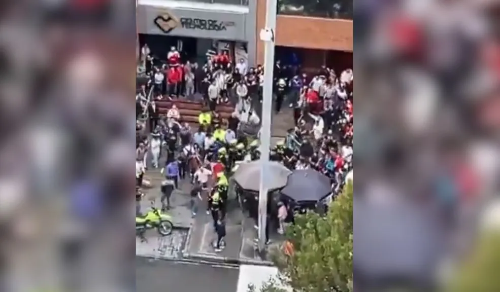 Intolerancia en Chapinero: comunidad golpeó a presunto estafador 1 Intolerancia en Chapinero: comunidad golpeó a presunto estafador Una turba de comerciantes del Centro Comercial Unilago, en Chapinero, golpeó a un presunto estafador.