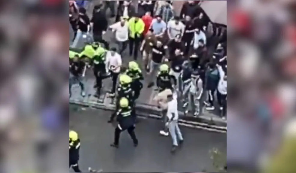 Intolerancia en Chapinero: comunidad golpeó a presunto estafador 2 Intolerancia en Chapinero: comunidad golpeó a presunto estafador Una turba de comerciantes del Centro Comercial Unilago, en Chapinero, golpeó a un presunto estafador.