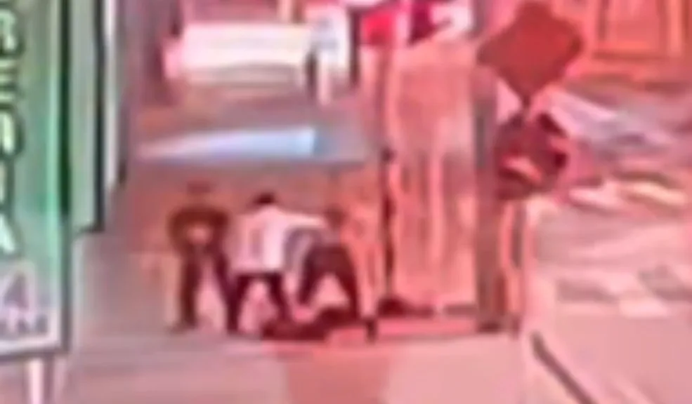 En video: el momento del ataque mortal contra estudiante de Los Andes Un video de cámaras de seguridad reveló el dramático momento del ataque mortal contra Jaime Esteban Moreno Jaramillo, un estudiante de Ingeniería de Sistemas de 20 años de la Universidad de Los Andes.