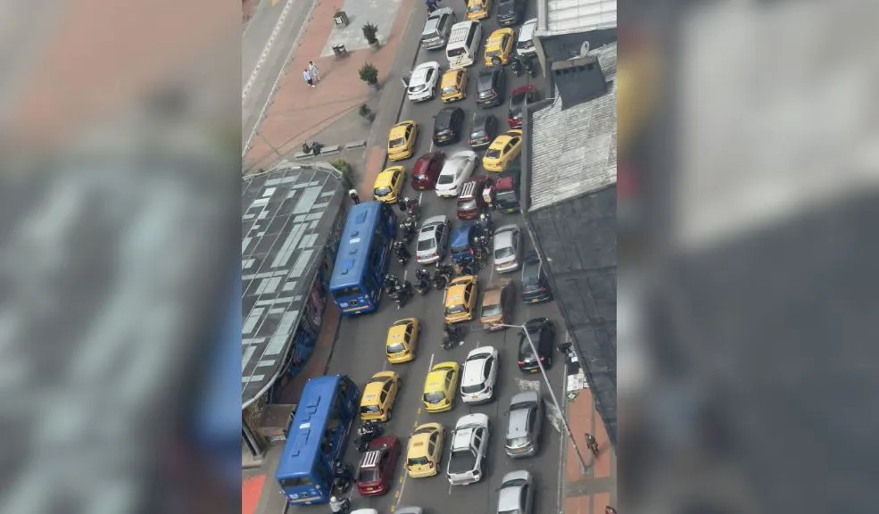 En vivo: manifestaciones de universidades públicas afectan la movilidad en Bogotá 2 En vivo: manifestaciones de universidades públicas afectan la movilidad en Bogotá La capital se enfrenta a una nueva jornada de manifestaciones organizadas por las universidades públicas, que actualmente se encuentran ante momentos de tensión por la elección de sus respectivos rectores. A esta hora se presentan afectaciones viales por los bloqueos realizados por los estudiantes.