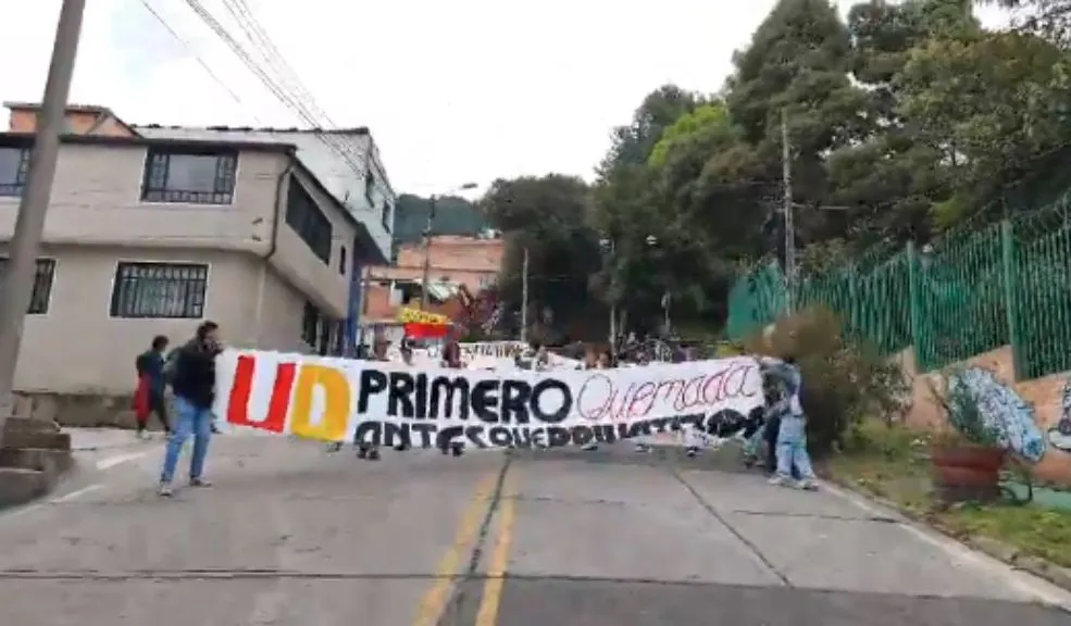 En vivo: manifestaciones de universidades públicas afectan la movilidad en Bogotá 1 En vivo: manifestaciones de universidades públicas afectan la movilidad en Bogotá La capital se enfrenta a una nueva jornada de manifestaciones organizadas por las universidades públicas, que actualmente se encuentran ante momentos de tensión por la elección de sus respectivos rectores. A esta hora se presentan afectaciones viales por los bloqueos realizados por los estudiantes.