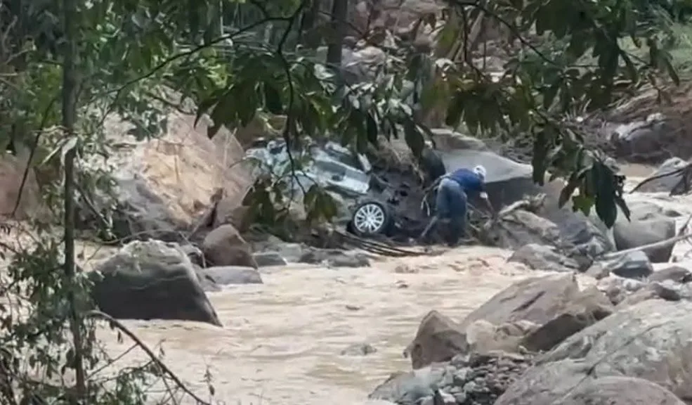 Encuentran otro miembro de la familia arrastrada por la creciente en Silvania 1 Encuentran otro miembro de la familia arrastrada por la creciente en Silvania El Gobernador de Cundinamarca, Jorge Emilio Rey, confirmó el hallazgo de un cuerpo femenino en el río Panches, en el municipio de Tibacuy. Este correspondería a una de las personas desaparecidas tras la tragedia ocurrida en la noche del 17 de noviembre, cuando la creciente de una quebrada arrastró el vehículo en el que viajaba una familia de cinco integrantes.