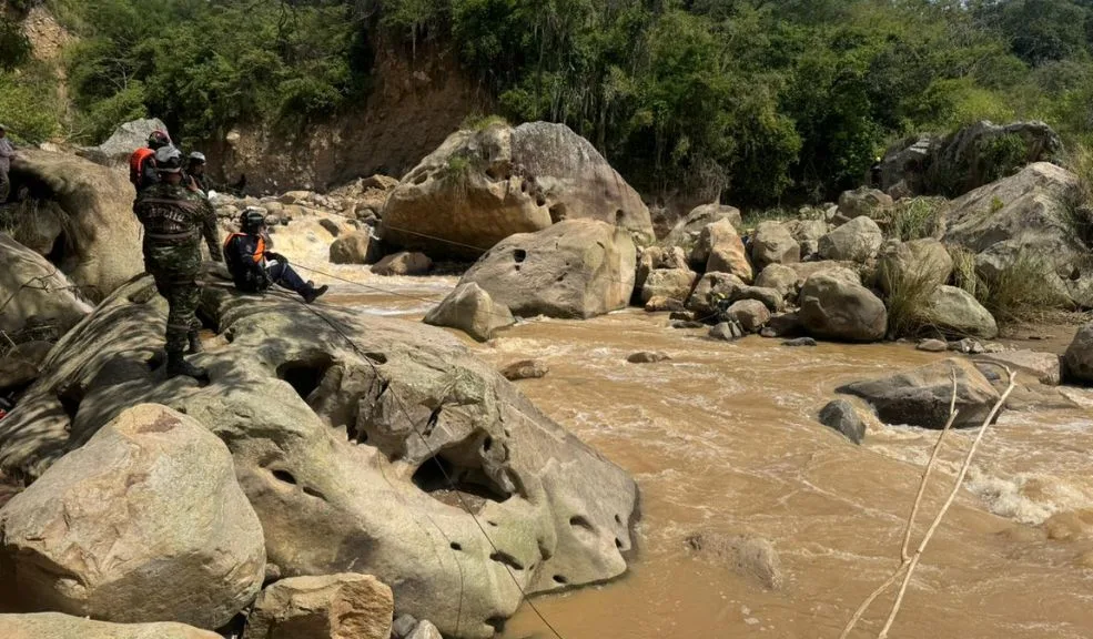 Encuentran otro miembro de la familia arrastrada por la creciente en Silvania El Gobernador de Cundinamarca, Jorge Emilio Rey, confirmó el hallazgo de un cuerpo femenino en el río Panches, en el municipio de Tibacuy. Este correspondería a una de las personas desaparecidas tras la tragedia ocurrida en la noche del 17 de noviembre, cuando la creciente de una quebrada arrastró el vehículo en el que viajaba una familia de cinco integrantes.