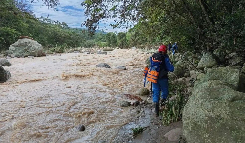 Encuentran otro miembro de la familia arrastrada por la creciente en Silvania El Gobernador de Cundinamarca, Jorge Emilio Rey, confirmó el hallazgo de un cuerpo femenino en el río Panches, en el municipio de Tibacuy. Este correspondería a una de las personas desaparecidas tras la tragedia ocurrida en la noche del 17 de noviembre, cuando la creciente de una quebrada arrastró el vehículo en el que viajaba una familia de cinco integrantes.