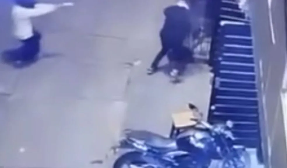 Engativá: José Luis fue atacado a bala dentro de su bar Un hombre identificado como José Luis Tello Ariza, de 43 años, fue asesinado en el barrio Santa María del Lago, localidad de Engativá. La víctima, propietaria de un bar de la zona, fue atacada a tiros por un sicario que incluso lo persiguió hasta el interior del establecimiento comercial.