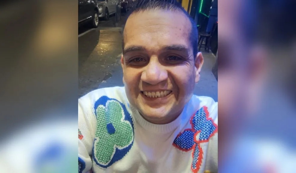 Engativá: José Luis fue atacado a bala dentro de su bar Un hombre identificado como José Luis Tello Ariza, de 43 años, fue asesinado en el barrio Santa María del Lago, localidad de Engativá. La víctima, propietaria de un bar de la zona, fue atacada a tiros por un sicario que incluso lo persiguió hasta el interior del establecimiento comercial.