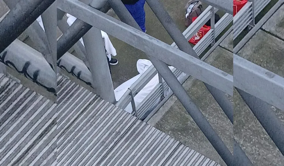 Engativá: mujer pierde la vida y cae debajo del puente peatonal en la calle 80 2 Engativá: mujer pierde la vida y cae debajo del puente peatonal en la calle 80 Las personas que circulaban por el puente peatonal ubicado en Engativá tuvieron que presenciar el lamentable momento en el que una mujer perdió la vida por una insuficiencia cardíaca y cayó debajo del puente ubicado en la calle 80 con avenida Ciudad de Cali.