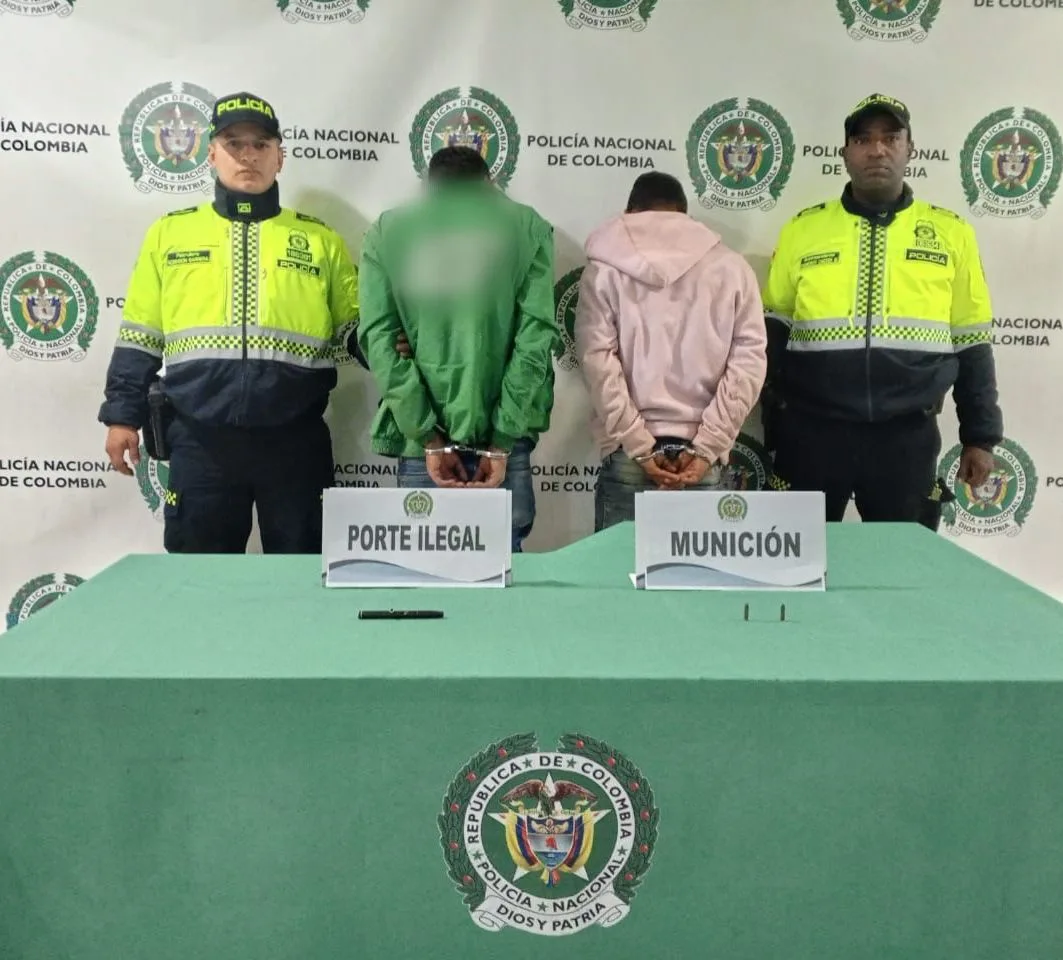 En Kennedy: capturan a dos hombres con arma de fuego tipo lapicero 1 En Kennedy: capturan a dos hombres con arma de fuego tipo lapicero Dos hombres fueron capturados en el sector de La Rivera, Kennedy, luego de ser interceptados con un arma de fuego tipo lapicero, un artefacto artesanal calibre 22.