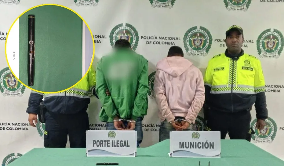 En Kennedy: capturan a dos hombres con arma de fuego tipo lapicero Dos hombres fueron capturados en el sector de La Rivera, Kennedy, luego de ser interceptados con un arma de fuego tipo lapicero, un artefacto artesanal calibre 22.
