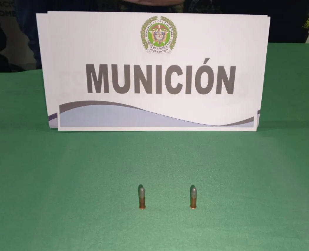 En Kennedy: capturan a dos hombres con arma de fuego tipo lapicero 3 En Kennedy: capturan a dos hombres con arma de fuego tipo lapicero Dos hombres fueron capturados en el sector de La Rivera, Kennedy, luego de ser interceptados con un arma de fuego tipo lapicero, un artefacto artesanal calibre 22.