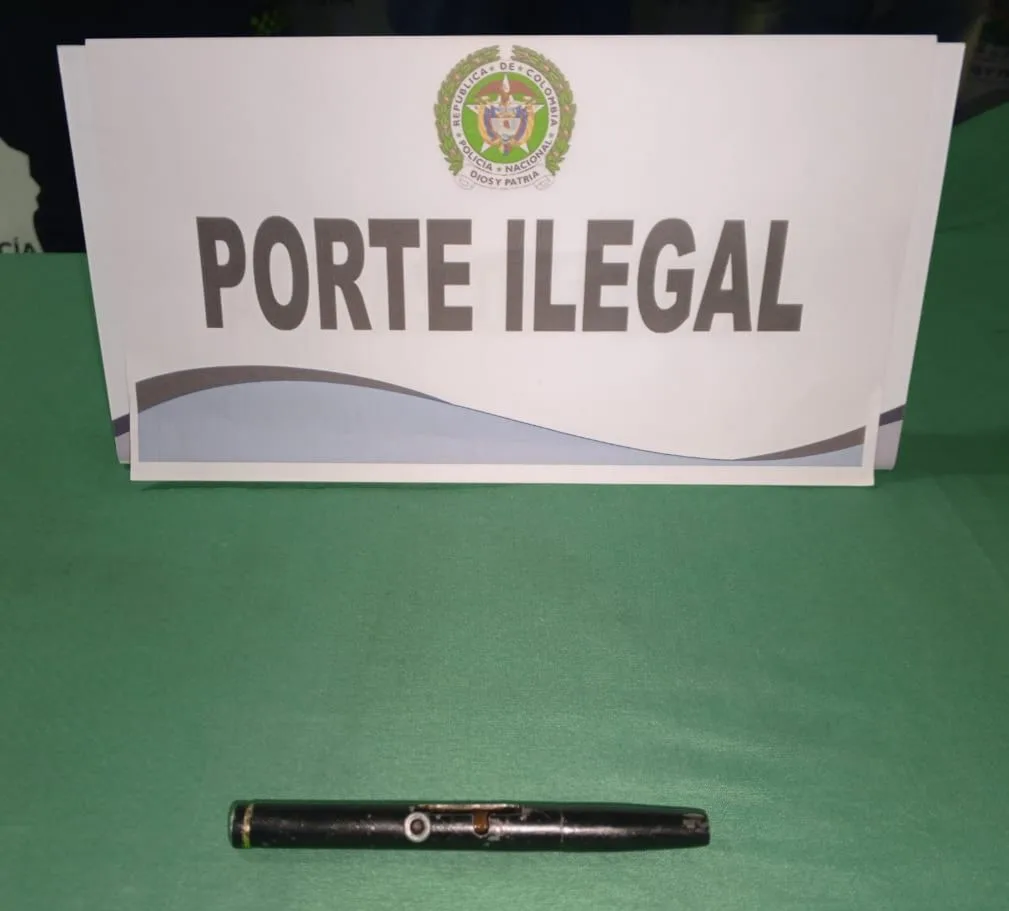 En Kennedy: capturan a dos hombres con arma de fuego tipo lapicero 2 En Kennedy: capturan a dos hombres con arma de fuego tipo lapicero Dos hombres fueron capturados en el sector de La Rivera, Kennedy, luego de ser interceptados con un arma de fuego tipo lapicero, un artefacto artesanal calibre 22.