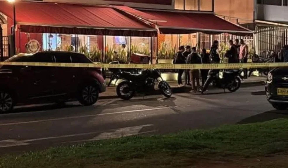 Excoronel del Ejército acabó con su familia: mató a su hijo, baleó a su exesposa y se quitó la vida Una tragedia familiar sacude a Pasto (Nariño) luego de que un coronel en uso de buen retiro del Ejército Nacional atacara a su exesposa y a su hijo, antes de quitarse la vida.