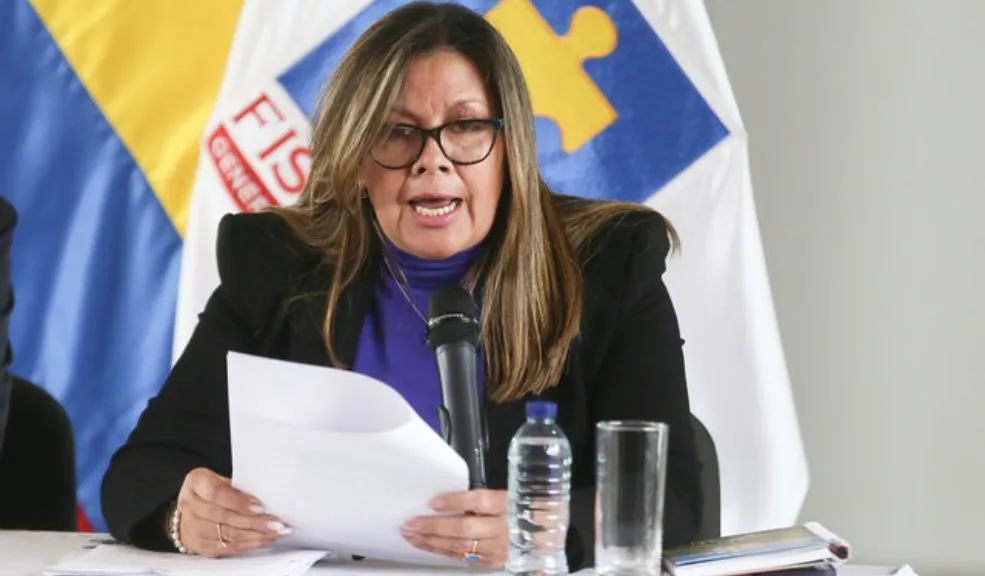 Fiscal Luz Adriana Camargo en la mira por negligencia en casos de abuso 1 Fiscal Luz Adriana Camargo en la mira por negligencia en casos de abuso Luz Adriana Camargo, fiscal general de la Nación, enfrenta una denuncia disciplinaria por presunto prevaricato por omisión. La acusación surge por su falta de atención y conocimiento de 41 denuncias de abuso sexual, presentadas entre 2021 y 2023 por mujeres deportistas de diversas ligas de entrenamiento y competencia en Bogotá.