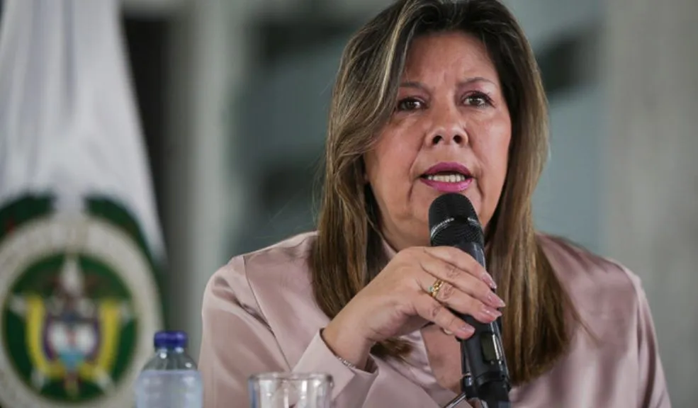 Fiscal Luz Adriana Camargo en la mira por negligencia en casos de abuso Luz Adriana Camargo, fiscal general de la Nación, enfrenta una denuncia disciplinaria por presunto prevaricato por omisión. La acusación surge por su falta de atención y conocimiento de 41 denuncias de abuso sexual, presentadas entre 2021 y 2023 por mujeres deportistas de diversas ligas de entrenamiento y competencia en Bogotá.