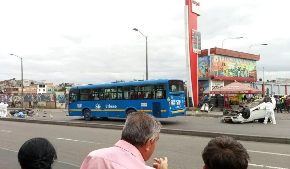 Fiscalía imputará cargos a presunto responsable del accidente en la Avenida Mutis, Engativá 1 Fiscalía imputará cargos a presunto responsable del accidente en la Avenida Mutis, Engativá La Fiscalía General de la Nación imputará cargos por homicidio culposo agravado contra Edwin Leonardo Delgado, propietario del vehículo que causó la muerte de los motociclistas Carlos Mario Cavadía Sierra y Viviana Marcela Suárez en la Avenida Mutis el pasado 31 de octubre.