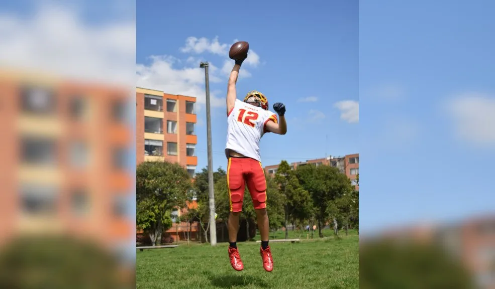 Fontibón:‘Ivancho’ viajará a USA por su sueño de llegar a la NFL En el sector de Hayuelos (Fontibón) vive un pelado que podría dar el salto a la NFL (National Football League), la liga de fútbol americano de los Estados Unidos. Se llama Iván David Ortiz Bolaños y está en la mira de los cazatalentos para cumplir su sueño de ser profesional en ese país.