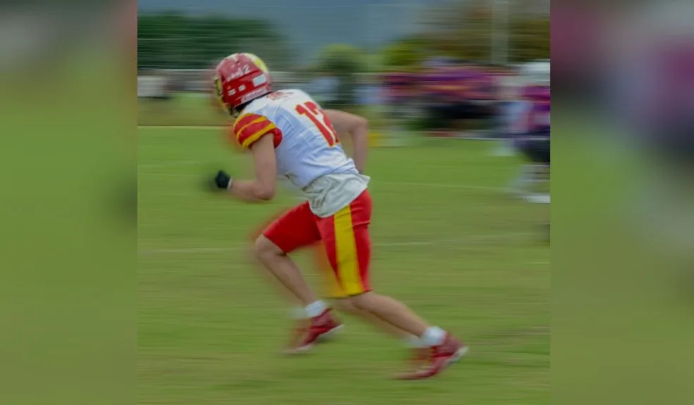 Fontibón:‘Ivancho’ viajará a USA por su sueño de llegar a la NFL En el sector de Hayuelos (Fontibón) vive un pelado que podría dar el salto a la NFL (National Football League), la liga de fútbol americano de los Estados Unidos. Se llama Iván David Ortiz Bolaños y está en la mira de los cazatalentos para cumplir su sueño de ser profesional en ese país.