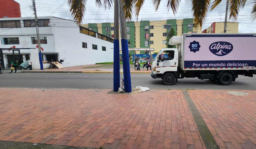 Fontibón: sicariato de un conductor de ambulancia en las calles de Arabia Un conductor de ambulancia fue asesinado en el barrio Arabia, localidad de Fontibón. La víctima fue atacada por dos hombres en motocicleta mientras estaba cerca de su vehículo. Las autoridades investigan el hecho y buscan a los responsables.