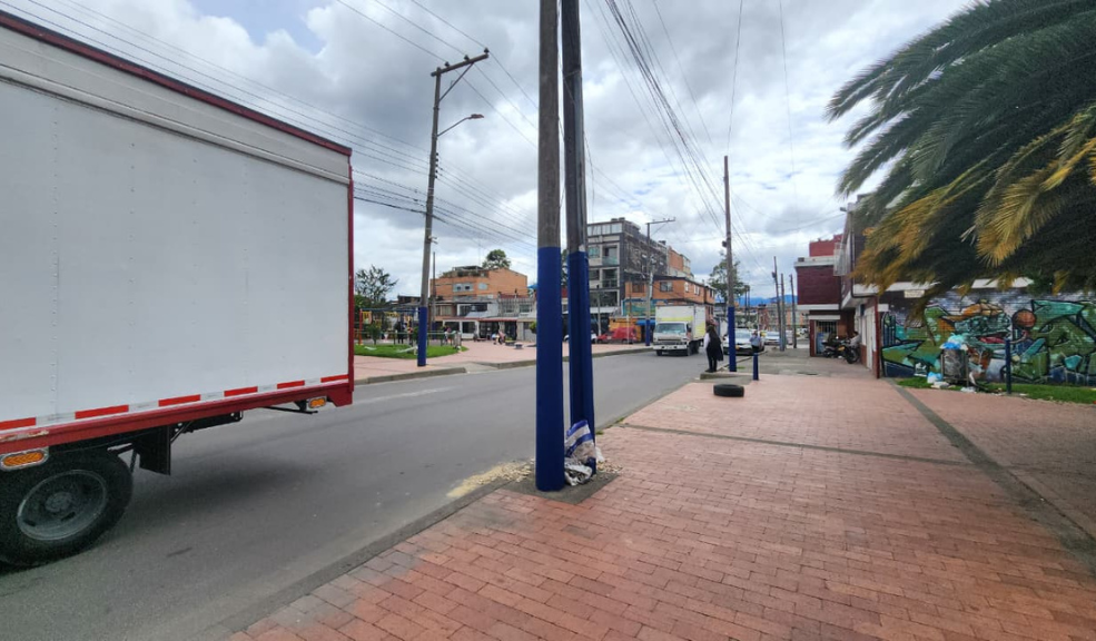 Fontibón: sicariato de un conductor de ambulancia en las calles de Arabia Un conductor de ambulancia fue asesinado en el barrio Arabia, localidad de Fontibón. La víctima fue atacada por dos hombres en motocicleta mientras estaba cerca de su vehículo. Las autoridades investigan el hecho y buscan a los responsables.