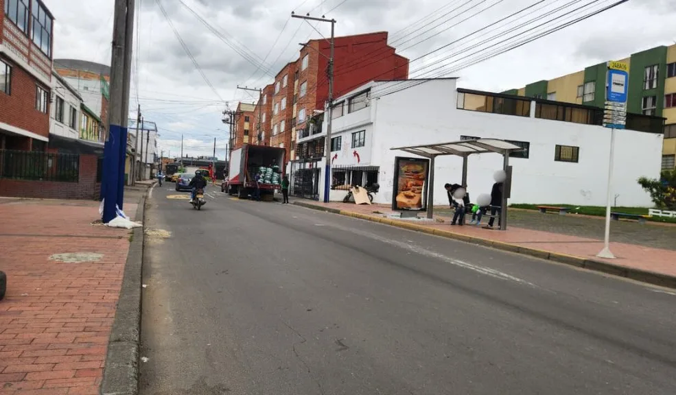 Fontibón: sicariato de un conductor de ambulancia en las calles de Arabia Un conductor de ambulancia fue asesinado en el barrio Arabia, localidad de Fontibón. La víctima fue atacada por dos hombres en motocicleta mientras estaba cerca de su vehículo. Las autoridades investigan el hecho y buscan a los responsables.