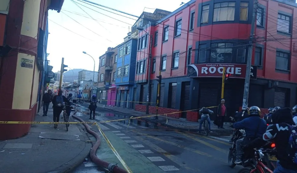 Fuego en el centro de Bogotá: Bomberos evitaron una tragedia mayor tras incendio en Las Cruces Un voraz incendio estructural se desató en la madrugada de este viernes en el barrio Las Cruces, en la localidad de Santa Fe, afectando una ebanistería.
