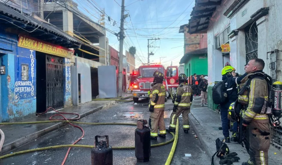 Fuego en el centro de Bogotá: Bomberos evitaron una tragedia mayor tras incendio en Las Cruces Un voraz incendio estructural se desató en la madrugada de este viernes en el barrio Las Cruces, en la localidad de Santa Fe, afectando una ebanistería.