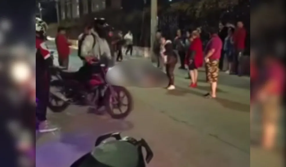 Funza: sicarios le quitaron la vida a motero en una calle del barrio Siete Trojes 2 Funza: sicarios le quitaron la vida a motero en una calle del barrio Siete Trojes La comunidad del barrio Siete Trojes, en Funza, está consternada por el sicariato que se registró allí el pasado lunes. Una persona que se movilizaba en motocicleta perdió la vida en el ataque. A continuación, los detalles del suceso.
