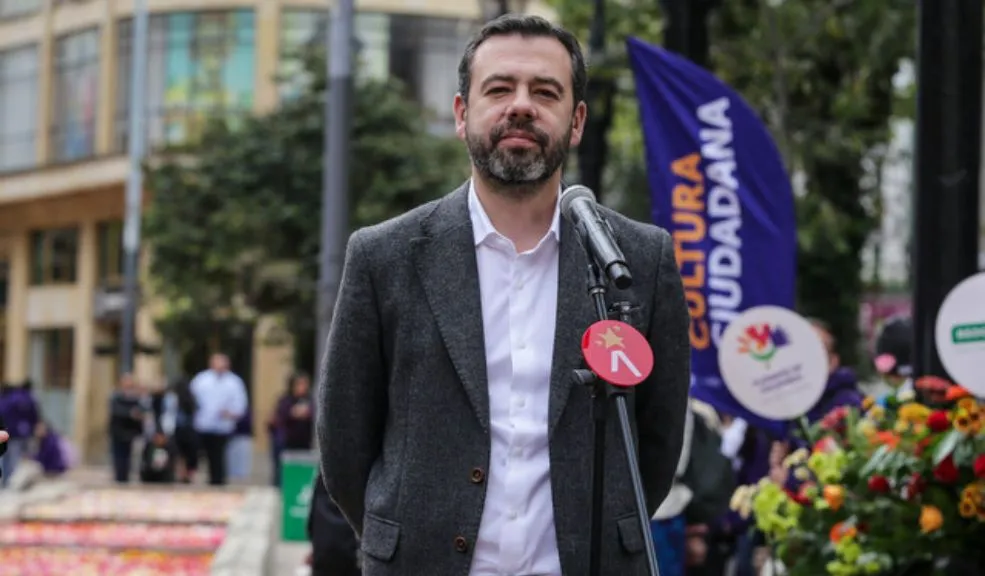 Galán anunció que los vehículos no matriculados en Bogotá tendrán pico y placa El alcalde Carlos Fernando Galán anunció una medida que implementa pico y placa para los vehículos no matriculados en Bogotá dos sábados al mes y aumenta en un 50% la tarifa del Pico y Placa Solidario. La propuesta busca incentivar la matriculación en la ciudad y fortalecer los recursos destinados a la movilidad y la seguridad vial.