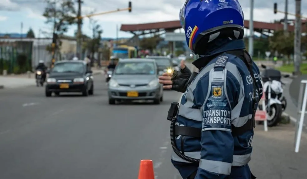 Galán anunció que los vehículos no matriculados en Bogotá tendrán pico y placa El alcalde Carlos Fernando Galán anunció una medida que implementa pico y placa para los vehículos no matriculados en Bogotá dos sábados al mes y aumenta en un 50% la tarifa del Pico y Placa Solidario. La propuesta busca incentivar la matriculación en la ciudad y fortalecer los recursos destinados a la movilidad y la seguridad vial.