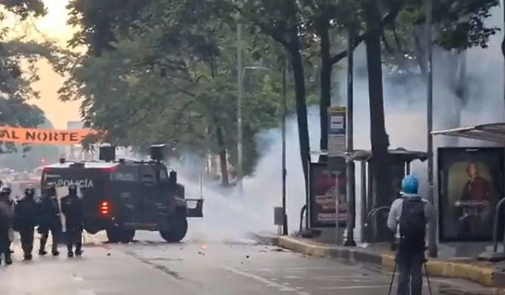 Galán le mandó el Undemo a manifestantes y encapuchados de la Universidad Pedagógica 6 Galán le mandó el Undemo a manifestantes y encapuchados de la Universidad Pedagógica Desde las 3:30 de la tarde se venían presentando afectaciones en las vías aledañas a la Universidad Pedagógica por manifestaciones. En el lugar hubo presencia de encapuchados y de la Unidad de Diálogo y Mantenimiento del Orden (Undemo).