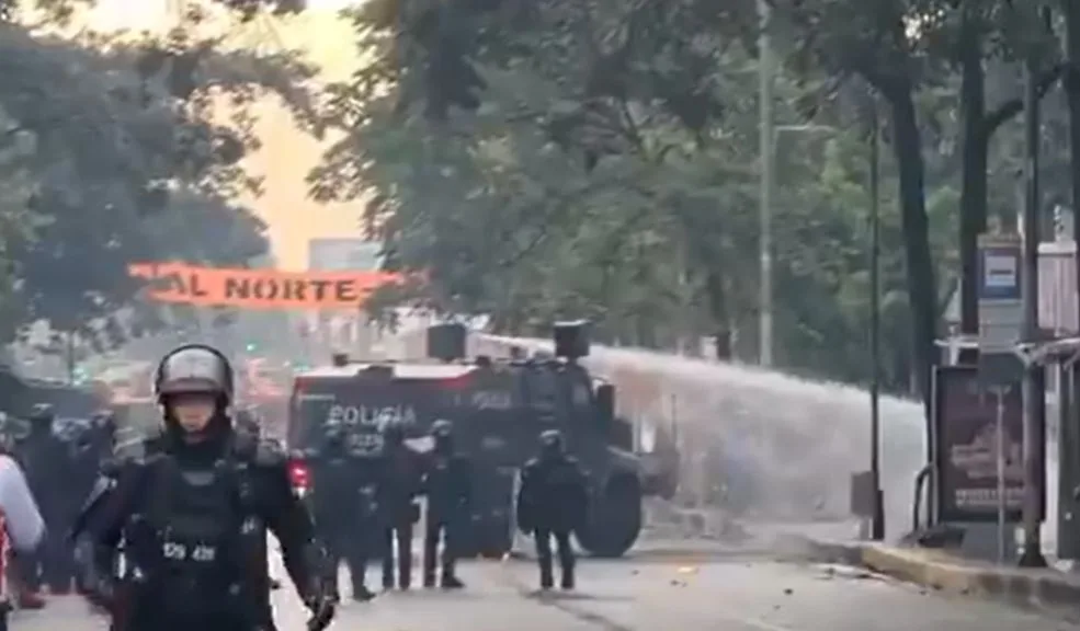 Galán le mandó el Undemo a manifestantes y encapuchados de la Universidad Pedagógica 2 Galán le mandó el Undemo a manifestantes y encapuchados de la Universidad Pedagógica Desde las 3:30 de la tarde se venían presentando afectaciones en las vías aledañas a la Universidad Pedagógica por manifestaciones. En el lugar hubo presencia de encapuchados y de la Unidad de Diálogo y Mantenimiento del Orden (Undemo).
