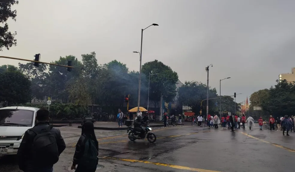 Galán le mandó el Undemo a manifestantes y encapuchados de la Universidad Pedagógica 1 Galán le mandó el Undemo a manifestantes y encapuchados de la Universidad Pedagógica Desde las 3:30 de la tarde se venían presentando afectaciones en las vías aledañas a la Universidad Pedagógica por manifestaciones. En el lugar hubo presencia de encapuchados y de la Unidad de Diálogo y Mantenimiento del Orden (Undemo).
