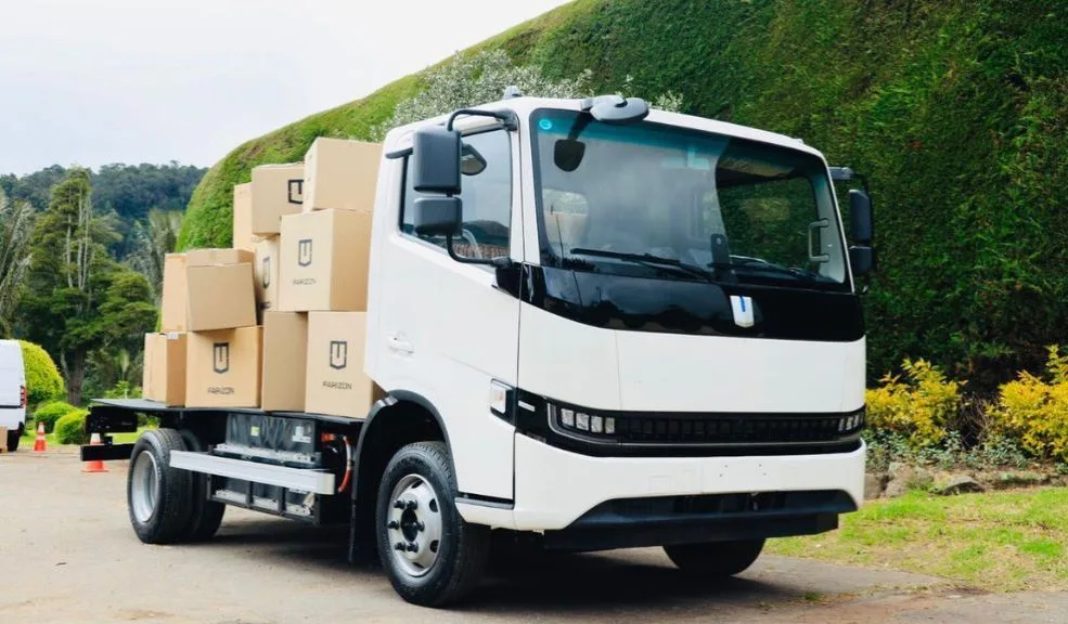 El diésel ya no es inevitable: la electrificación de flotas empresariales redibuja Colombia El transporte por carretera en Colombia emite 33 millones de toneladas de CO₂ anuales (datos 2021). No es cifra abstracta: es contaminación medible en ciudades como Bogotá, donde vehículos diésel pesados siguen siendo fuente dominante de degradación del aire urbano. Conductores y comunidades respiran esa realidad diaria.
