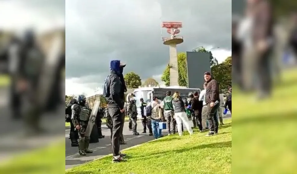Grupo de personas se manifiesta en el Aeropuerto El Dorado: "No somos delincuentes, somos vendedores" A esta hora se registra una manifestación pacífica en el Aeropuerto Internacional El Dorado por un grupo de vendedores que, según ellos, fueron retirados de las entradas nacionales e internacionales de manera abrupta hace unos días. Piden que la Alcaldía deje de posponer la mesa de trabajo y que piense en las 30 familias que dependen de sus ventas para el sustento diario.