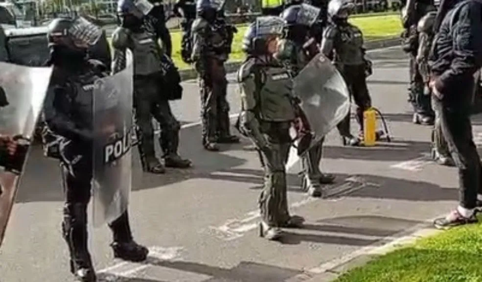 Grupo de personas se manifiesta en el Aeropuerto El Dorado: "No somos delincuentes, somos vendedores" A esta hora se registra una manifestación pacífica en el Aeropuerto Internacional El Dorado por un grupo de vendedores que, según ellos, fueron retirados de las entradas nacionales e internacionales de manera abrupta hace unos días. Piden que la Alcaldía deje de posponer la mesa de trabajo y que piense en las 30 familias que dependen de sus ventas para el sustento diario.