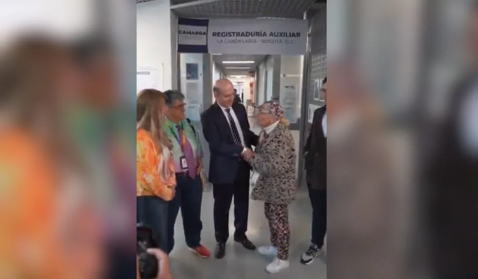 Han pasado 84 años: adulta mayor trans por fin obtiene su cédula con identidad femenina Tuvieron que pasar 84 años para que Nieves Linares, una mujer trans oriunda de Villeta (Cundinamarca), por fin obtuviera el reconocimiento a su lucha y a su identidad de género, al lograr el cambio de sus datos en sus documentos gracias al programa ‘Reafírmate, el Chuchú de la Cédula’.